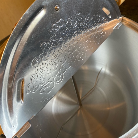 The Genuine Whirley Pop Popcorn Maker- Aluminum Stovetop Popper, Wood Hand Crank - Picture 5 of 13